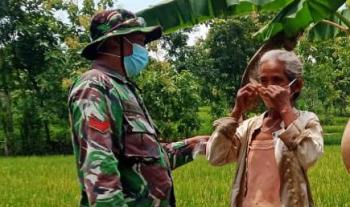 Himbau Patuhi Prokes, Satgas TMMD 110 Berbagi Masker Dijalanan